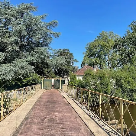 Maison Dans Un Parc Arbore *