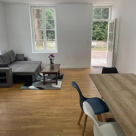 Maison Dans Un Parc Arbore
