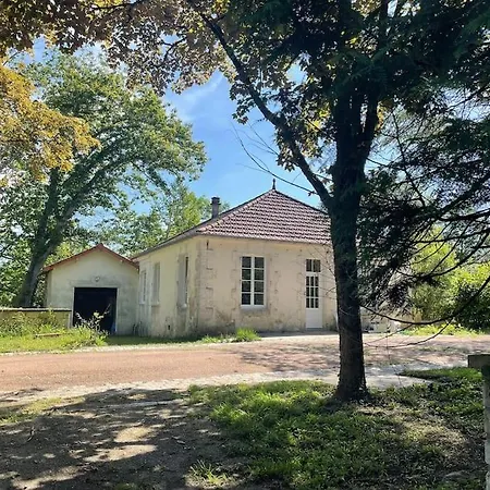 Nyaraló Maison Dans Un Parc Arbore *