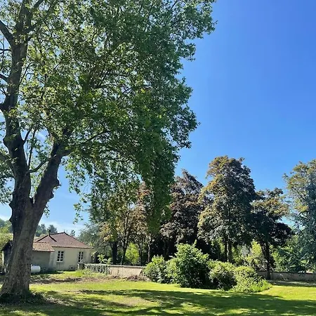 Maison Dans Un Parc Arbore * Montbron