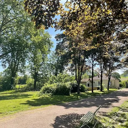 Maison Dans Un Parc Arbore Nyaraló Montbron
